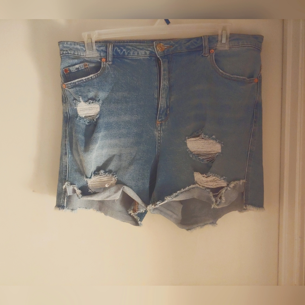 Distressed light wash Blue Jean shorts size 16W brand Gemma Rae